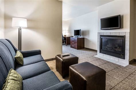 COMFORT SUITES AT PAR 4 RESORT .